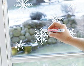 Raamversiering voor kerst met edding window marker